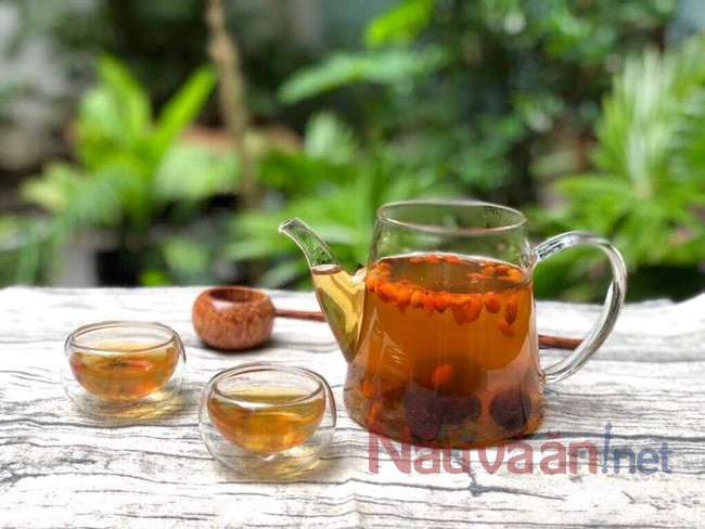 Bật mí cách pha trà kỷ tử táo đỏ hoa cúc khiến mắt sáng da mịn không tốn kém