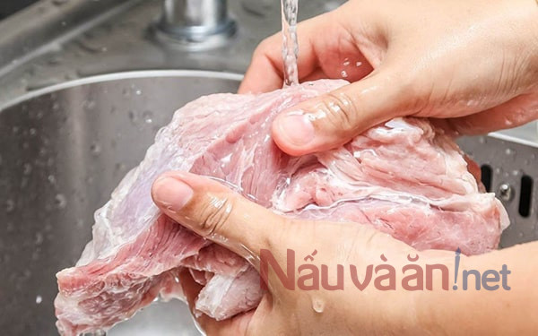 rửa thịt bằng nước muối loãng