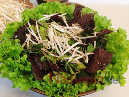 rửa rau sống rồi vớt ra rổ
