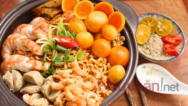mì trộn lòng gà trứng non