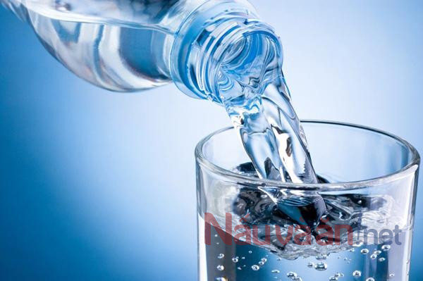 uống ít nhất 2 lít nước mỗi ngày
