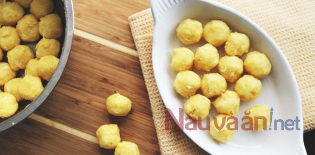 nặn đậu xanh nhuyễn thành từng viên tròn