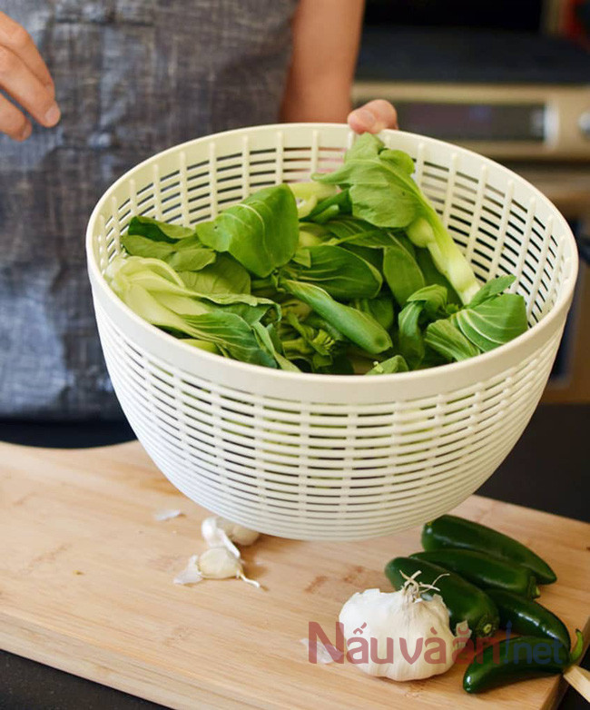 Cách xào rau ngon phải để ráo nước trước khi xào