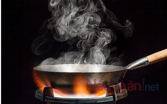 đợi dầu sôi đến khi bốc khói