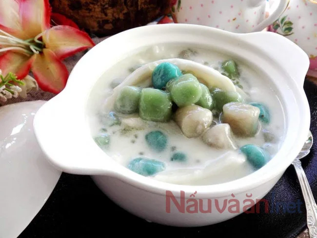 chè khoai môn dẻo dừa non