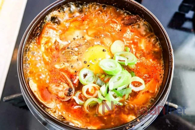 nấu canh đậu phụ hầm hải sản đơn giản