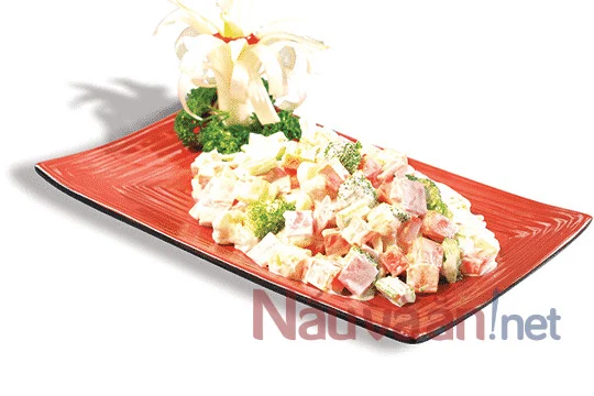 hoàn thành món salad bông cải xanh thịt nguội