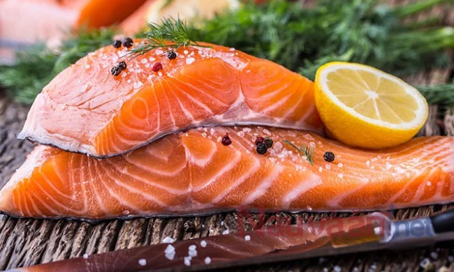 Cá hồi chứa nhiều axit béo omega-3 tốt cho não bộ.